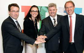 Millionenschwere kooperation von Johannes Kopf/AMS, Tatjana Opppitz/IBM, Herbert Buchinger/AMS und Alexander Schaupmann/AMS (v. li.). 